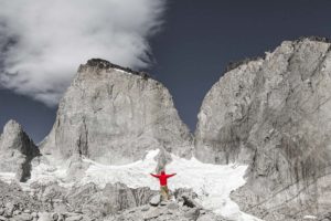 Lars Karkosz in Patagonien vor beeindruckender Landschaft